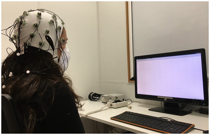 Figura 1. Ilustración de un experimento empleando la técnica de la electroencefalografía (EEG)